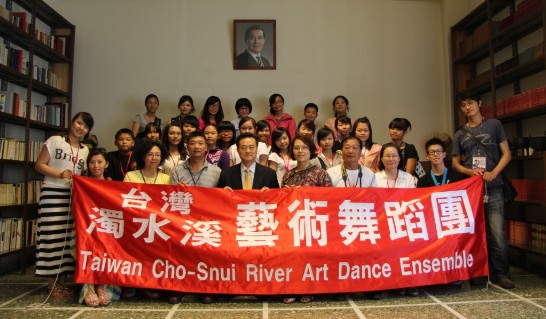 駐教廷大使館王大使豫元（前排左五）與「濁水溪舞蹈團」王淑媚團長（前排右五）及全體團員合影