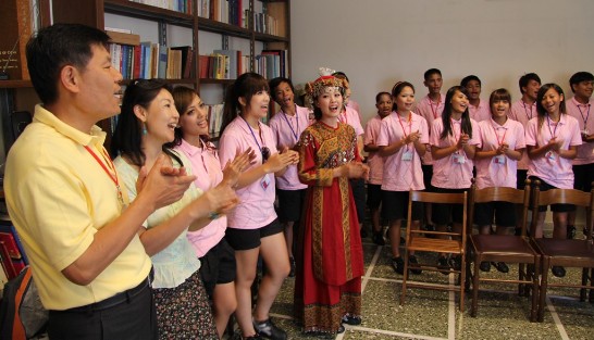 台中市「四箴國中青少年原住民舞蹈團」在校長周文松（左1）帶領下歡唱原住民傳統歌曲，感謝中華民國駐教廷大使王豫元熱情款待
