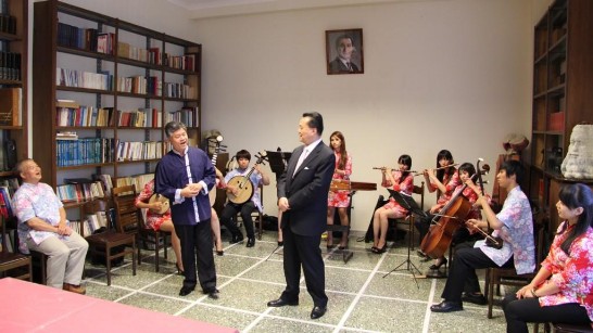 「新北市樂集」男高音陳忠義老師(左方站立者)邀請王大使(右方站立者)合唱