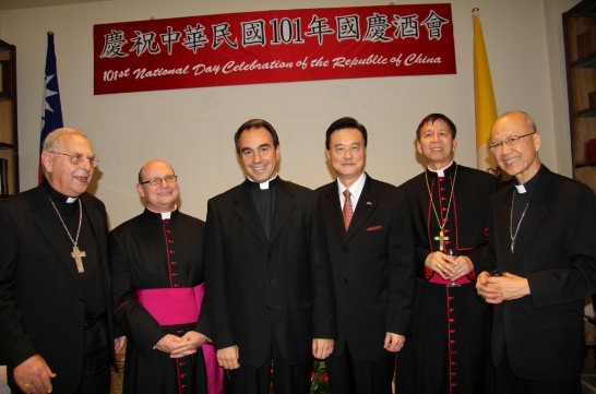 王豫元大使（右三）與慶賀之貴賓教廷國務院外次巴雷斯特羅蒙席（左三）、國務院助理院長威爾斯蒙席（左二）、萬民福音部秘書長韓大輝總主教（右二）、移民暨觀光委員會主席維紐樞機主教（左一）、香港湯漢樞機主教（右一）合影。