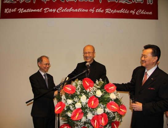 湯漢樞機主教（中間）為華航義大利分公司何乃賢總經理（左一）提供之華航來回機票抽出得主