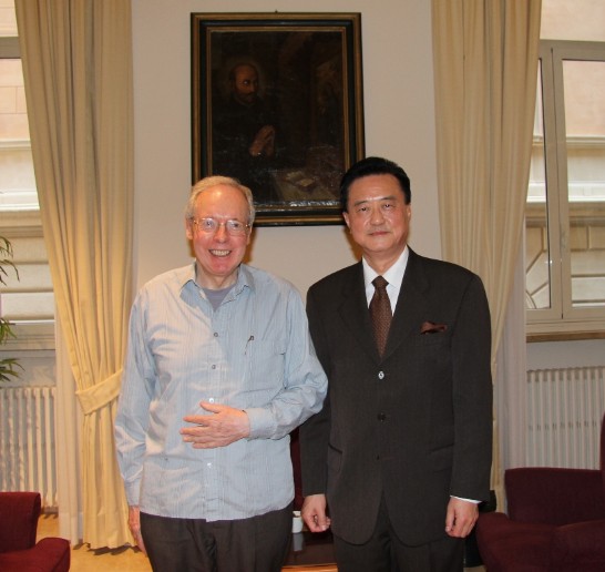 王大使豫元（右）與天主教耶穌會San Roberto Bellarmino修院院長Gallagher神父（左）在該修院大交誼廳合影。
