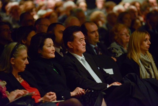 王大使夫婦（左3、左2）聆聽獲獎青年鋼琴家演奏