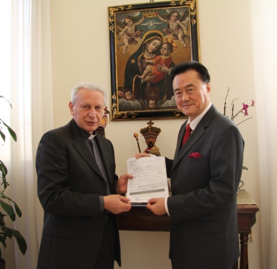 王豫元大使（右）致贊助款予教廷宗座傳信大學校長Alberto TREVISIOL神父（左）