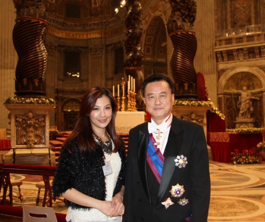 亞洲衛視主持人林若亞（左）與王大使豫元（右）在耶誕子夜彌撒會場教宗祭壇旁合影