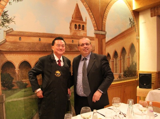 蒙特福地市釀酒公會贈送王豫元大使（左）品酒師專用圍裙