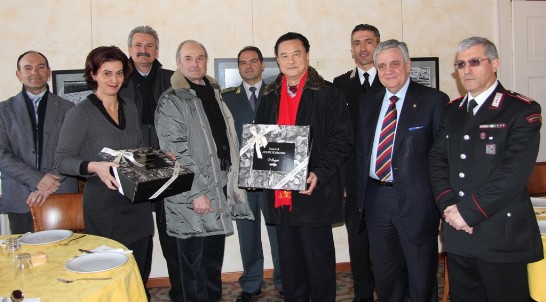蒙特福地市市長Carlo Tessari（左四）舉辦歡迎會，感謝王豫元大使（右四）長期支持該市活動，T市長並致贈王大使當地精美農產禮盒