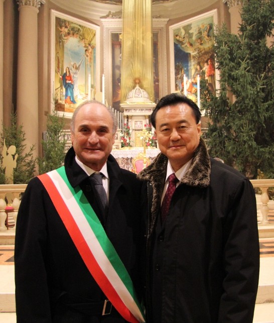 王豫元大使（右）與蒙特福地市市長Carlo Tessari（左）參加彌撒後合影