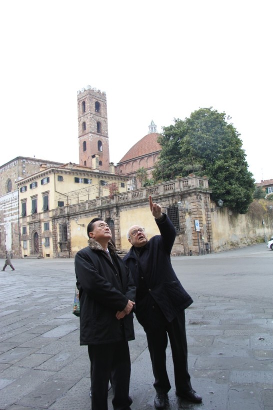 Giampietro Bachini蒙席(右)向王大使(左)介紹聖馬汀諾大教堂外觀雕塑