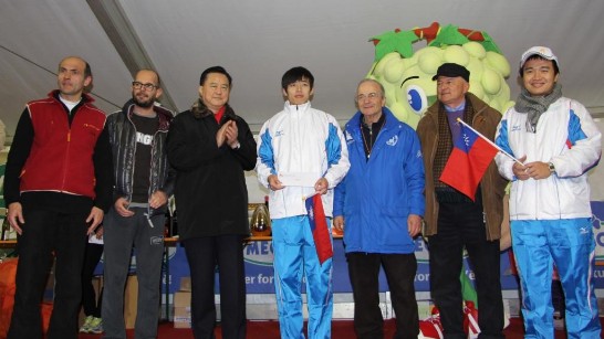王大使(左3)、蒙特福地馬拉松賽季軍選手王秋竣(右4)、教練吳志銘(右1)和蒙特福地路跑協會秘書長Gianluigi Pasetto(右3)在頒獎台上