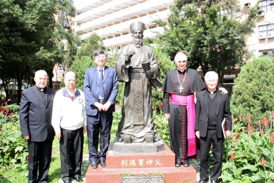Giuliodori主教（右二）與輔仁大學校長江漢聲（左三）在該校校園利瑪竇銅像前合影留念（照片由輔仁大學提供）
