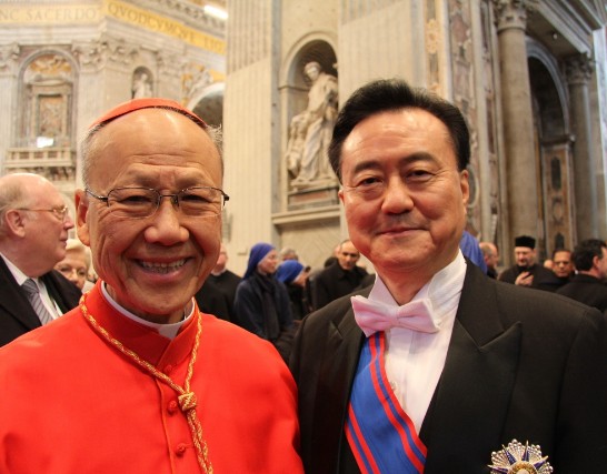 王豫元大使（右）與頃獲教宗任命為樞機主教之香港教區湯漢樞機主教（左）合影