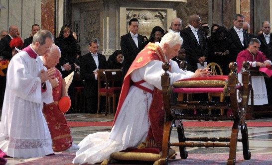 教宗朝拜耶穌十字苦像（王豫元大使夫婦與外交團站立在教宗左方）