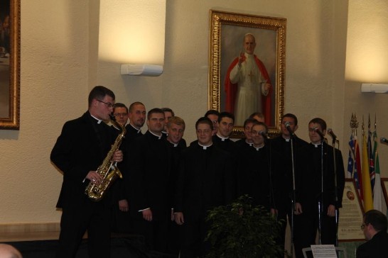 「宗座北美學院」神父及修士組成合唱團獻唱並伴以薩克斯風爵士演奏