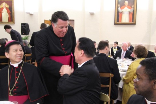 「宗座北美學院」院長Msgr. James F. Checchio蒙席（中）特別前來與王豫元大使握手致意