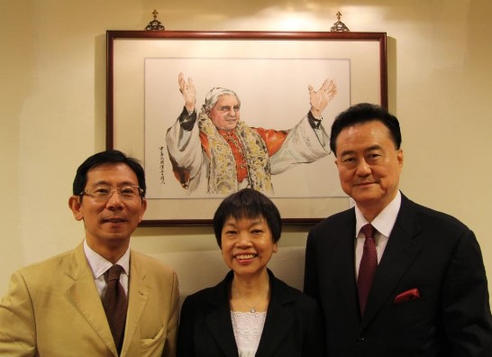 王豫元大使（右）與來訪之資策會周女士新基（中）、何組長元圭（左）在本館內於梁丹丰女士恭臨教宗畫前合影