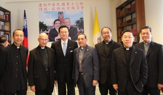 王豫元大使（左三）與外籍神父合影