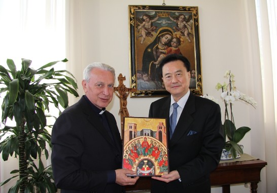 教廷宗座傳信大學校長Alberto TREVISIOL神父（左）致贈駐教廷大使王豫元一幅由東歐畫家繪製之「耶穌與十二門徒」木質聖像。