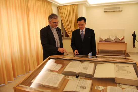 教廷宗座傳信大學圖書館館長Marek ROSTKOWSKI神父（左）陪同駐教廷大使王豫元（右）參觀傳信大學「非洲特展」。