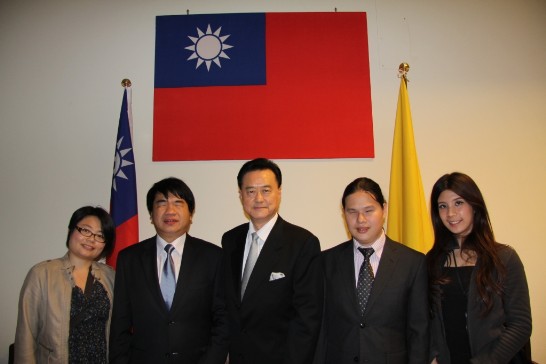 王豫元大使（中間）與兩位視障演奏家張林峰先生（左二）、周建宇先生（右二）及「財團法人中華民國身心障礙者藝文推廣協會」兩位志工視協員楊富智小姐（左一）、解彩依小姐（右一）在大使館前合影