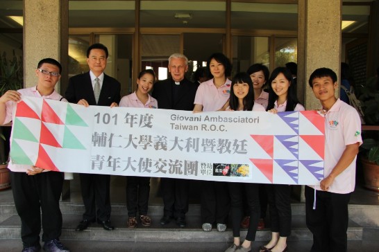 王豫元大使（左二）、教廷傳信大學校長Alberto Trevisiol神父（中間）與青年大使團在傳信大學
