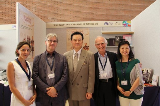 王大使豫元（中）、國際音樂學學會主任 Dinko Fabris（左2）、Philip Gossett教授（右2）及蘇館長（右1）合影