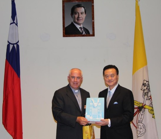 輔大使命副校長聶達安神父（左）致贈王大使豫元（右）紀念品表示感謝
