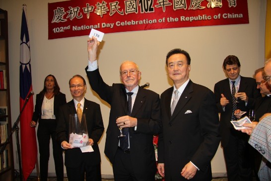 駐梵使節團團長摩納哥大使（中）抽出華航贊助之羅馬台北來回機票，由華航何總經理（左二）頒發