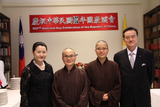 羅馬華義寺住持見蠡法師（左二）等與王大使夫婦合影