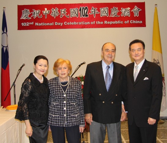 王大使夫婦與遠道而來的友人阿根廷留台校友會會長Carlos Rios（右二）夫婦合影