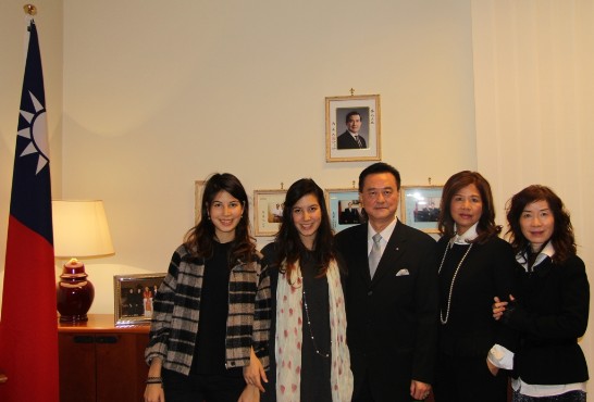 旅居佛羅倫斯僑領時尚精品設計師陳喬文姊妹（右一、二）及家人與王大使合影