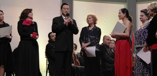 王大使豫元（左3）出席第23屆國際蕭邦鋼琴大賽頒獎典禮，頒獎給南韓獲勝鋼琴家柳在京（右3）之後致詞，照片右2為義大利羅馬蕭邦文化協會主席柯德莉