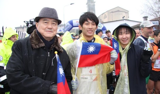 王大使在起跑前為我國選手周庭印(中)及陳淑華(右)加油打氣