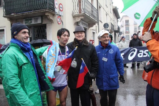 王大使（右2）在終點恭賀我國選手周庭印（左2）獲得男子組季軍，蒙特福地路跑協會會長Giovanni Pressi(左1)及秘書長Gianluigi Pasetto（右1）紛紛上前致賀