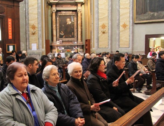 王豫元大使夫婦（前排右一、二）與西班牙籍沙惠仁修女（Carmen Zaballa，前排右三）等在彌撒中歡唱聖歌