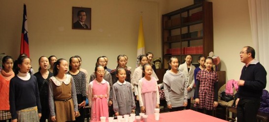 「蘭陽舞蹈團」小朋友們在大使館內為王大使獻唱賀新年