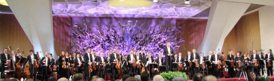 祖賓梅塔（中）率領「佛羅倫斯五月音樂節管弦樂團」為教宗本篤十六世及義大利總統拿波里塔諾獻藝