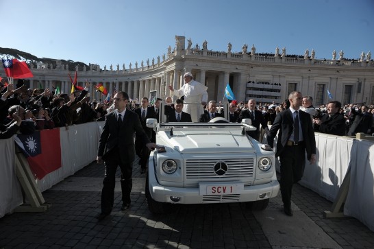 教宗方濟各向來自台灣並手持中華民國國旗之教友揮手致意