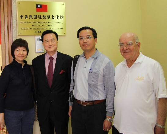 駐教廷大使王豫元（左二）與天主教聖母醫護管理專科學校長陳友倫夫婦（右二、左一）及中華民國天主教靈醫會會長呂若瑟神父（右）在大使館合影