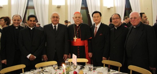 王豫元大使（右三）、教廷移民及觀光委員會主席Antonio Maria VEGLIÒ樞機主教（中間）、黎巴嫩駐梵大使Georges EL KHOURY（左三）、羅馬華人聖堂本堂神父吳安道（右二）、教廷宗教協談員會副秘書長 Fr. Indunil J. KODITHUWAKKU KANKANAMALAGE（左二）、教廷出版及新聞中心Giuseppe BELLUCCI蒙席（右一）及教廷教育部副秘書長Fr. Fridrich BECHINA（左一）