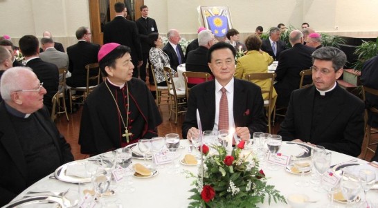 王豫元大使（右二）、「萬民福音部」秘書長韓大輝總主教（左二）、國務院禮賓司司長José Avelino BETTENCOURT蒙席（右一）及教廷出版及新聞中心Giuseppe BELLUCCI蒙席（左一）