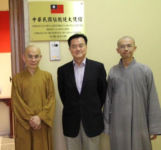 王豫元大使（中）與法鼓山釋惠敏法師（左）及釋常順法師（右）在大使館門口合影