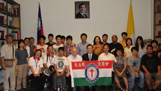 王豫元大使（前排持旗者中間）與台灣天主教靈醫會訪團所有團員在大使館合影