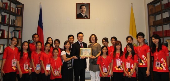 王豫元大使（中）、團長王淑媚（持牌者右）、江富美（前排左六）與台灣濁水溪舞團及江富美舞團所組成的表演團隊在大使館合影