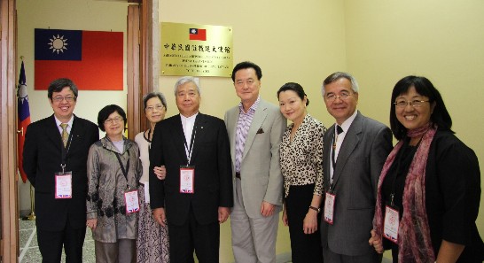 王豫元大使夫婦（右三、四）與廖修三團長夫婦（左三、四）、陳建仁爵士夫婦（左一、二）及李營生爵士夫婦（右一、二）在大使館前合影