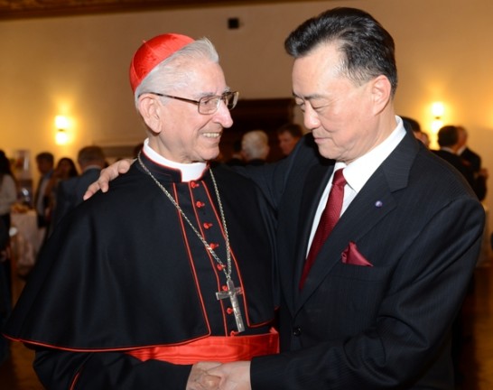 王豫元大使向前來出席酒會之Darío Card.Castrillón Hoyos樞機主教致意