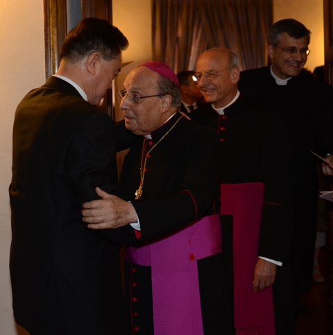 王豫元大使（左一）熱誠歡迎主業會總監蔡浩偉總主教（左二）蒞臨會場