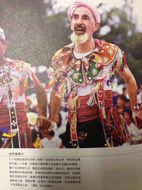 「海岸山脈的瑞士人」一書中，池作基神父著原住民服裝身影