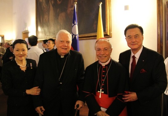 王大使夫人（左一）、羅伊樞機主教（左二）、蒙特羅樞機主教（右二）、王豫元大使（右一）