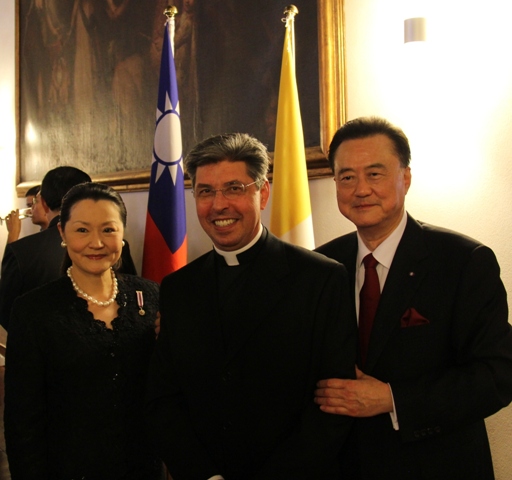 王豫元大使夫婦與教廷國務院大禮官Jose Avelino Bettencourt蒙席（中）合影